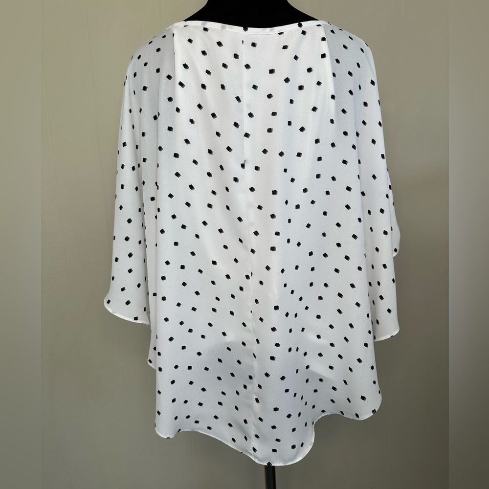 ELLE white with black squares shirt, size medium. - Picture 2 of 4